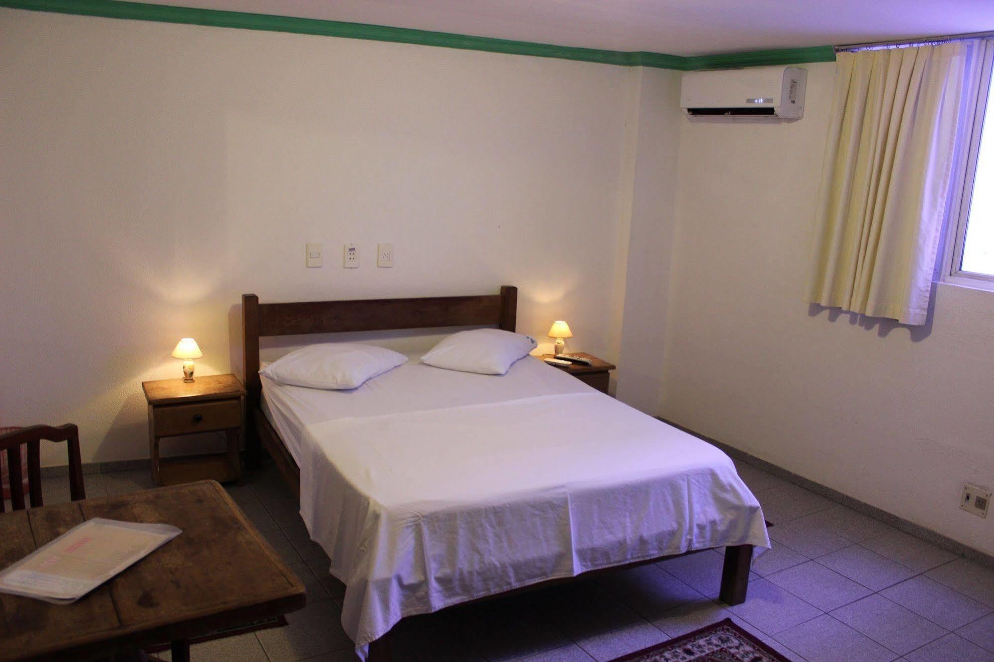 Hotel Pousada Da Praca 자보아탕 두스 구아라라페스 외부 사진